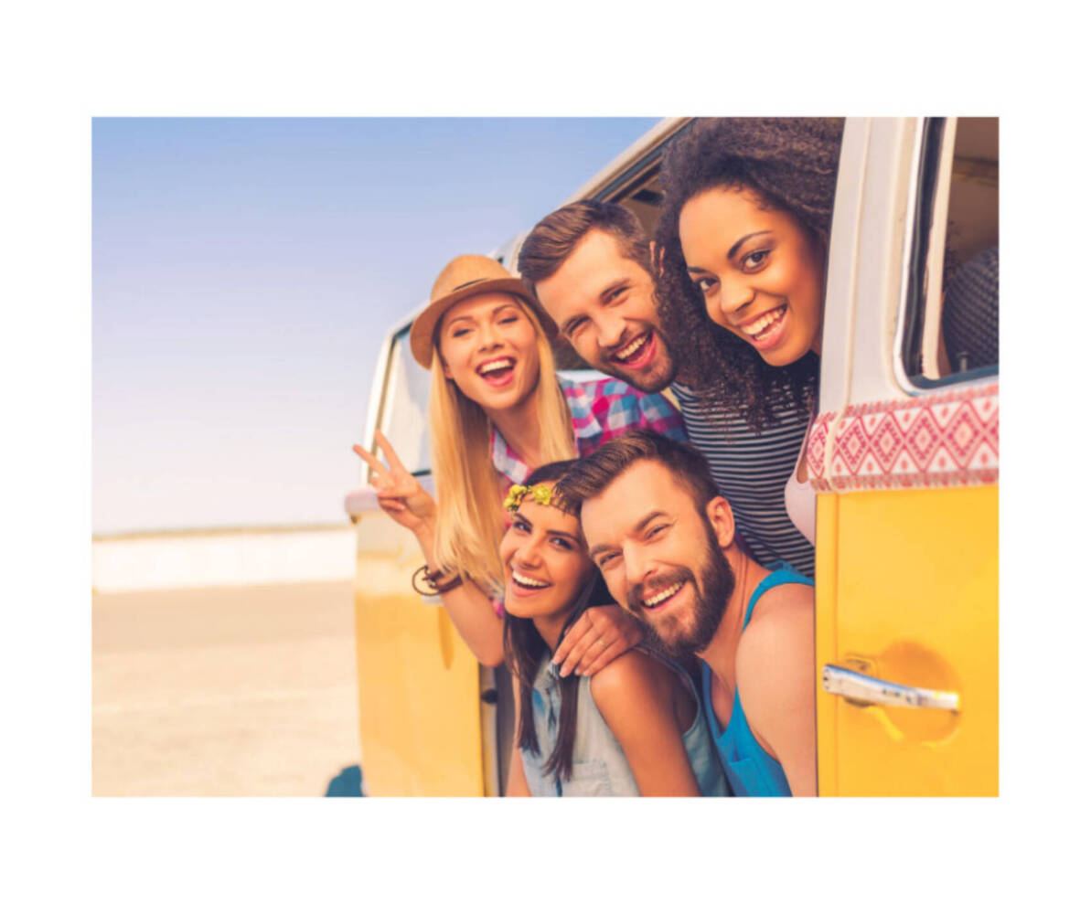 6 personnes sourient dans un van